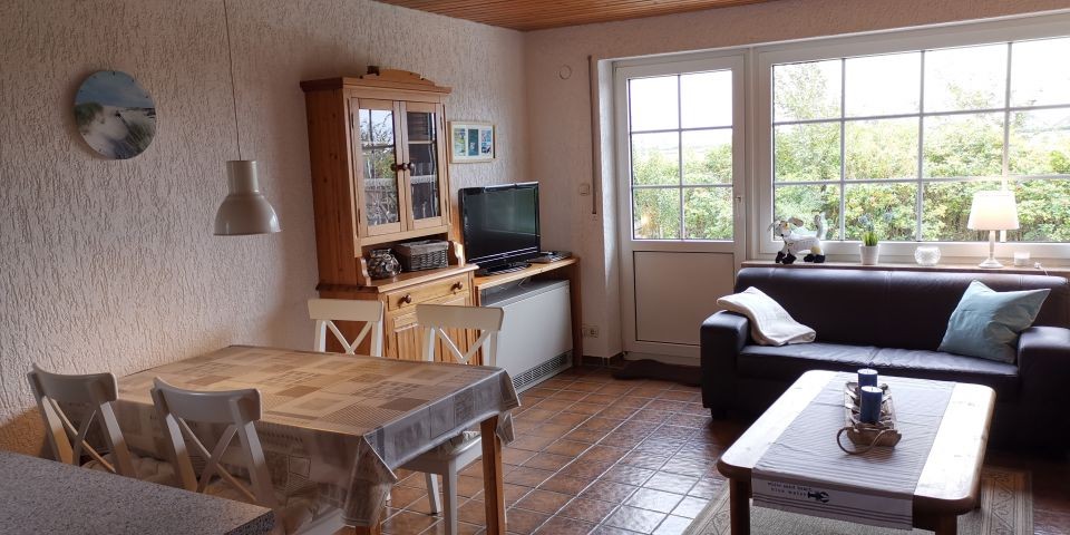 Blick ins Wohnzimmer mit Esstisch