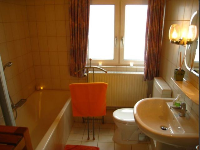 Badezimmer mit Dusche und Badewanne