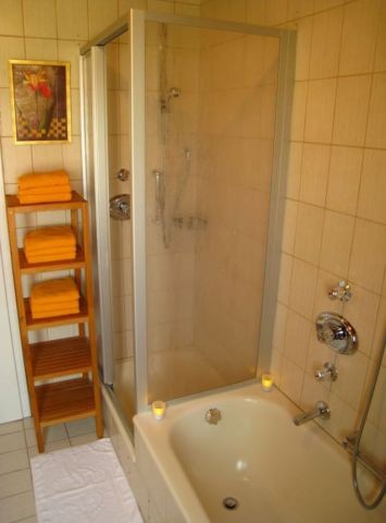 Bedezimmer mit Dusche und Badewanne