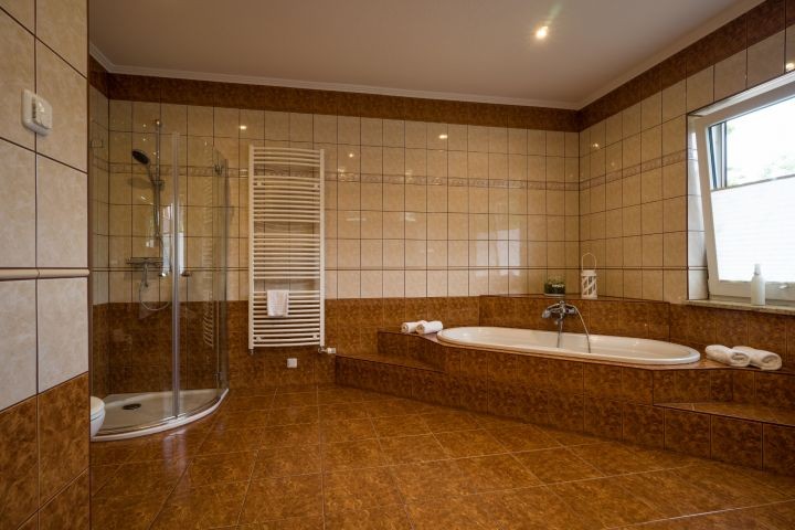 Haus Jule - Bad im Erdgeschoss mit Badewanne