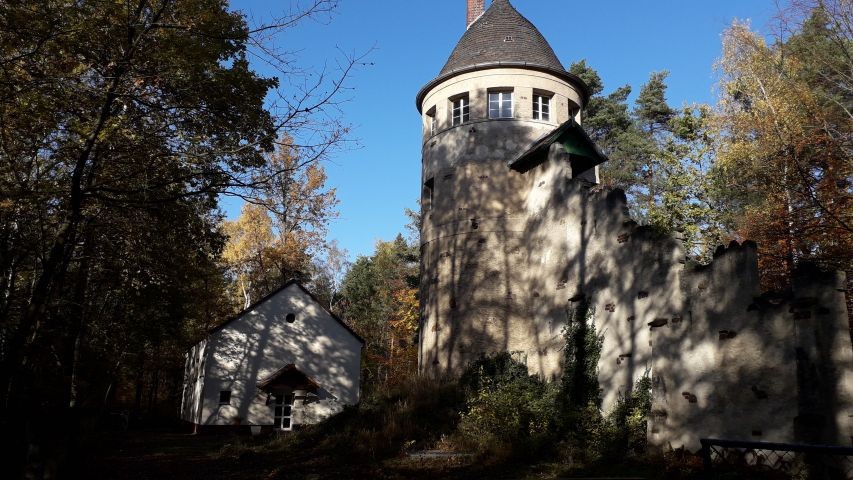 Forsthaus am Wasserturm im Herbst