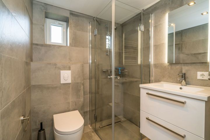 Badezimmer 1 mit Dusche, Waschbecken und Toilette