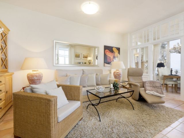 Wohnzimmer mit Blickrichtung Loggia