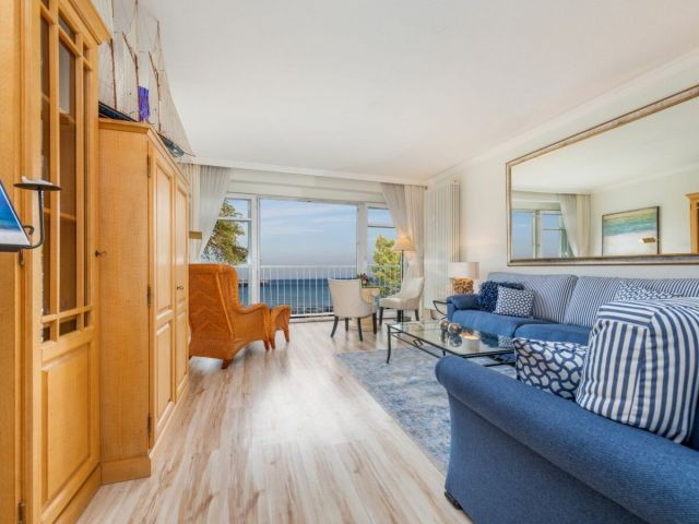 Das Wohnzimmer mit Blick auf die Ostsee