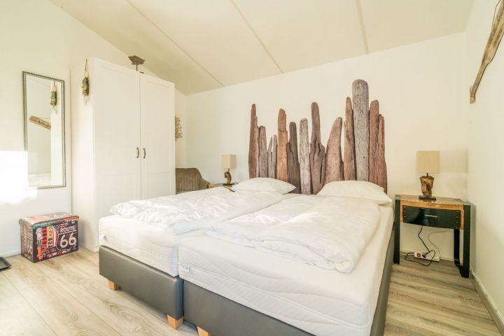 Schlafzimmer 1 mit 2 Boxspringbetten und Kleiderschrank
