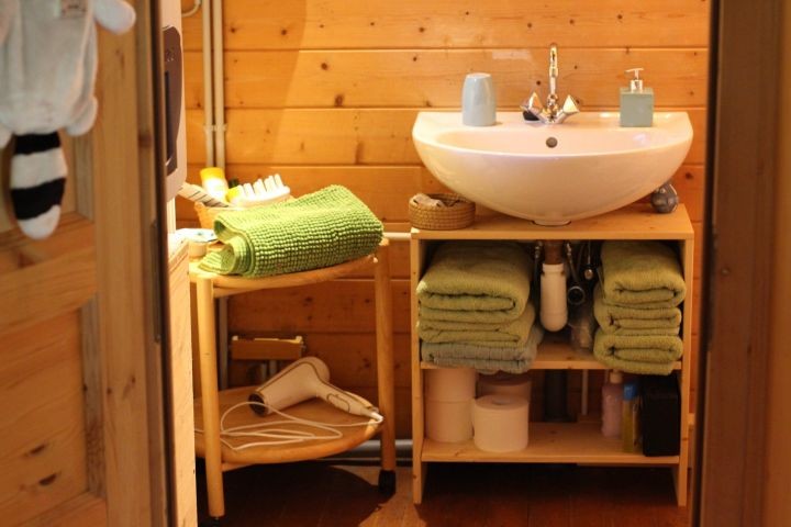 Klein, aber oho! Unser Bad hat alles, was man braucht: Toilette, Dusche, Waschbecken und eine richtig gute Heizung - natürlich auch für Warmwasser! 