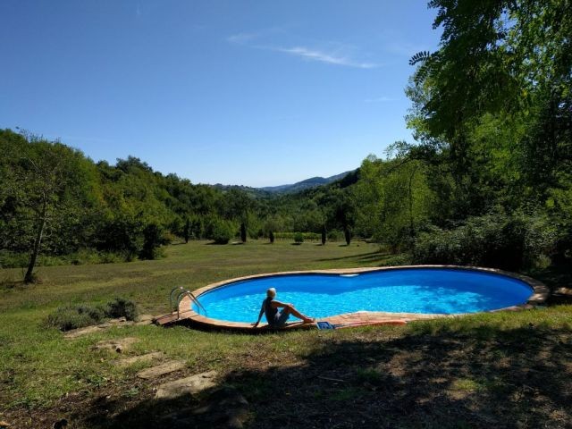 Pool mit Blick über die Wiese ins Tal