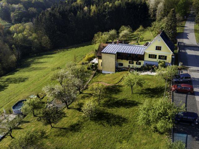unser Landhaus mit Garten aus der Vogelperspektive