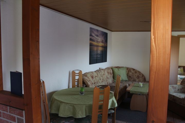 Wohnzimmer mit Essbereich und der Couch