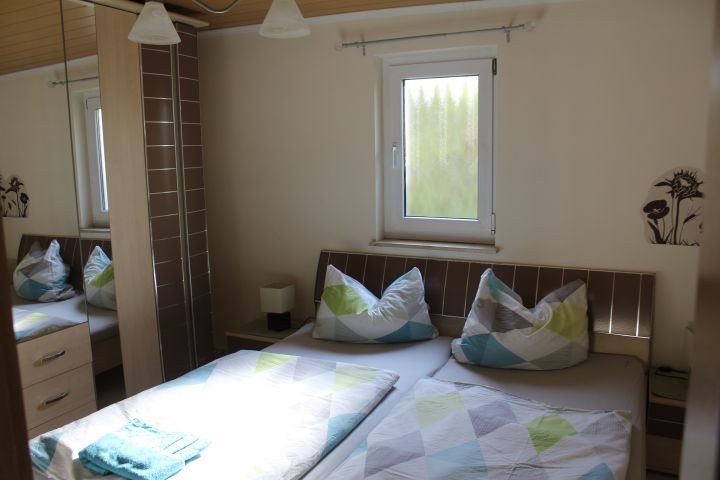Schlafzimmer mit Doppebett und Nachtschränke