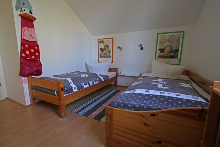 Schlafzimmer mit zwei Einzelbetten