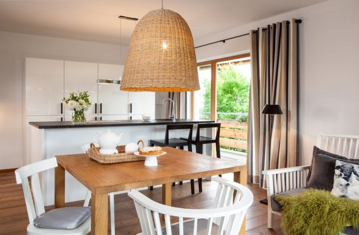 Wohnzimmer mit Essbereich und offener Küche