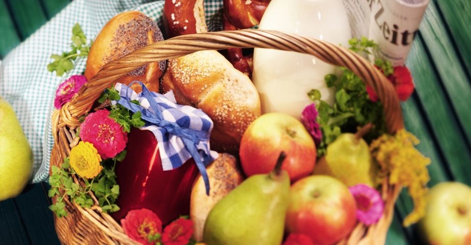 Frühstückskorb mit regionalen Bio-Produkten