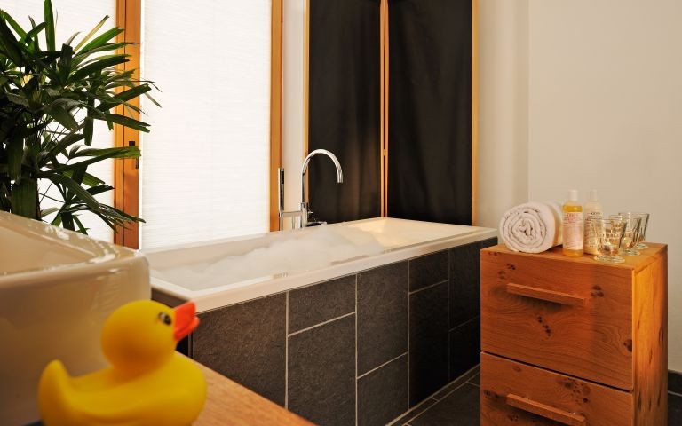 Bad mit Wanne und bodenlanger Dusche