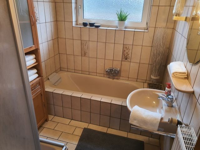 Badezimmer mit Dusche und Badewanne 