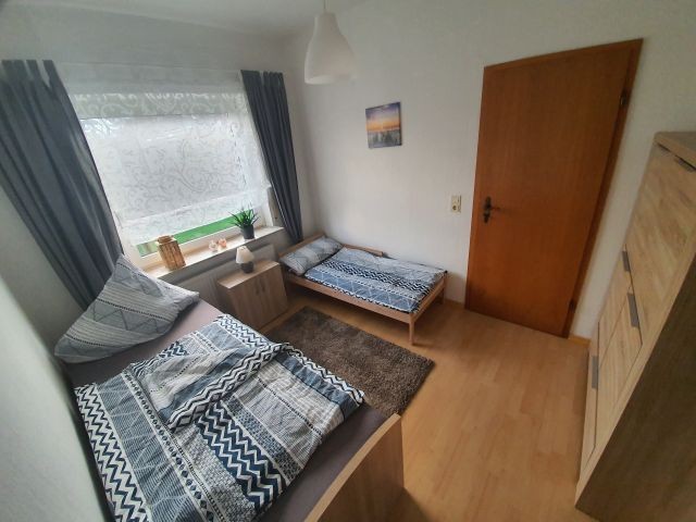 Schlafzimmer Bett 90 x 200 cm und 70 x 160 cm 