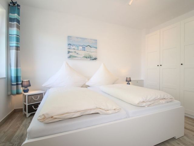 Das Schlafzimmer 1 ist mit einem Doppelbett (180x200 cm) ausgestattet.