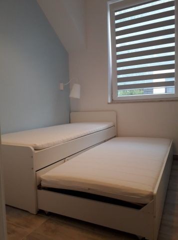 Kleines Schlafzimmer mit ausgezogenem Unterbett