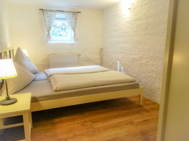Zum besonderen Schlafzimmer geht es ein paar Stufen hinab