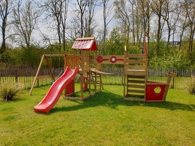 der Spielturm im Garten