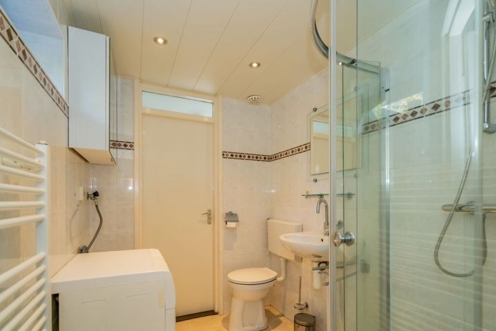 Das moderne Badezimmer mit Dusche, Waschbecken und Toilette