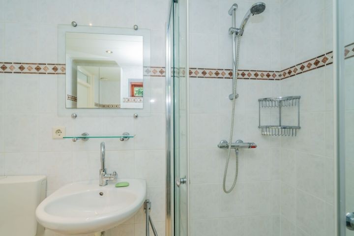 Das moderne Badezimmer mit Dusche, Waschbecken und Toilette