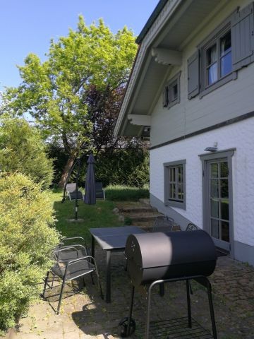 Von hier aus geht es direkt auf ihre Terrasse mit Holzkohlegrill