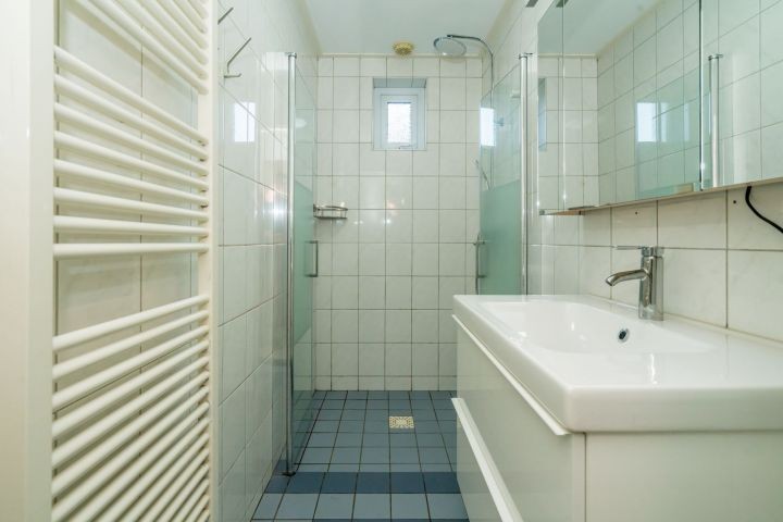Badezimmer mit Dusche und Waschbecken
