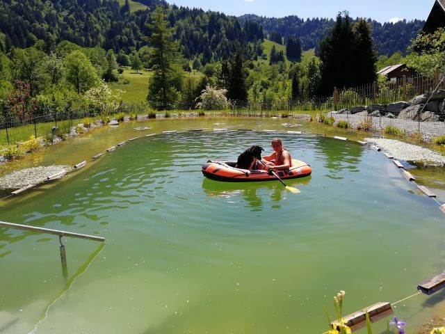 Sonja und Mika fahren Boot