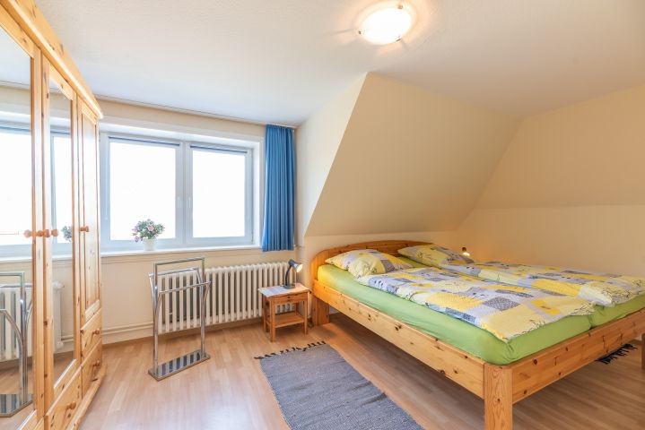 Das Elternschlafbett ist etwas erhöht und daher Rückenfreundlich