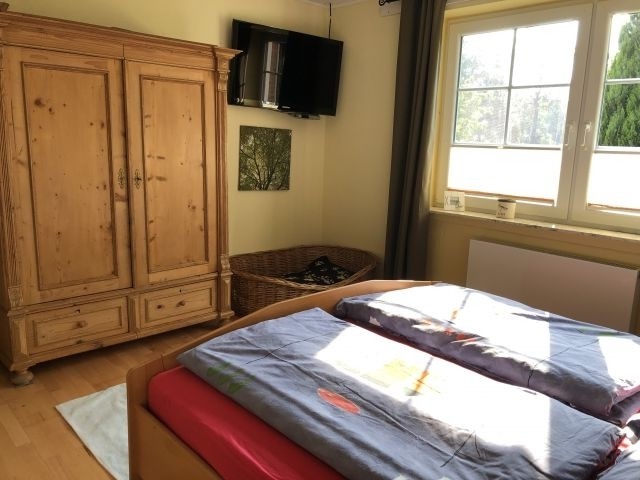 das große Schlafzimmer mit weiterem TV
