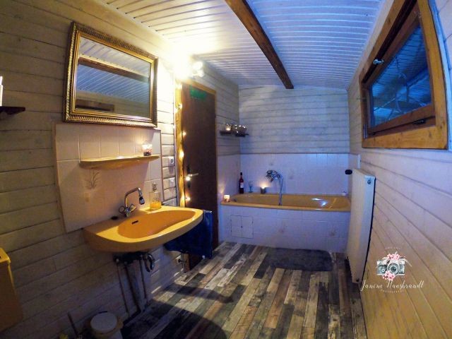 Badezimmer 1 mit Badewanne und WC