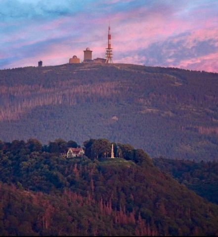 Der Brocken und im Vordergrund der Burgberg.