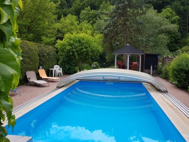 Ferienhaus mit Pool und gr. Garten mit Zaun
