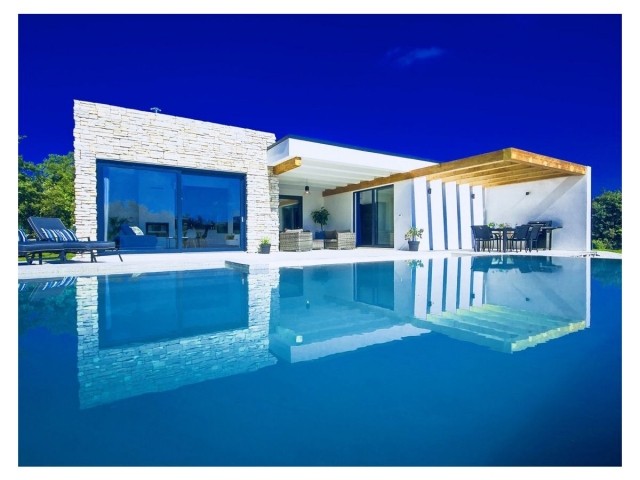 Neue Design Villa mit wunderschönne Infinity Pool für einen Luxus Urlaub