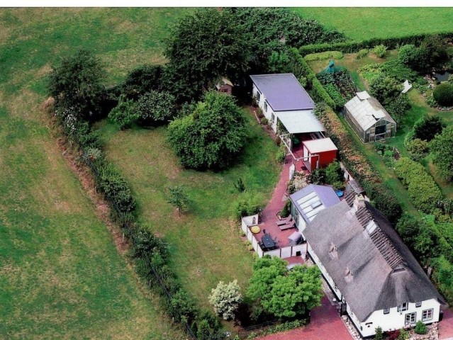 Wunderschönes Ferienhaus unter Reet mit großem Garten