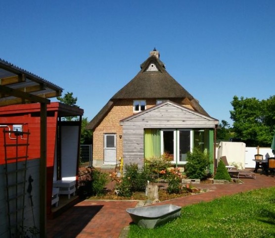 Wunderschönes Ferienhaus unter Reet mit großem Garten