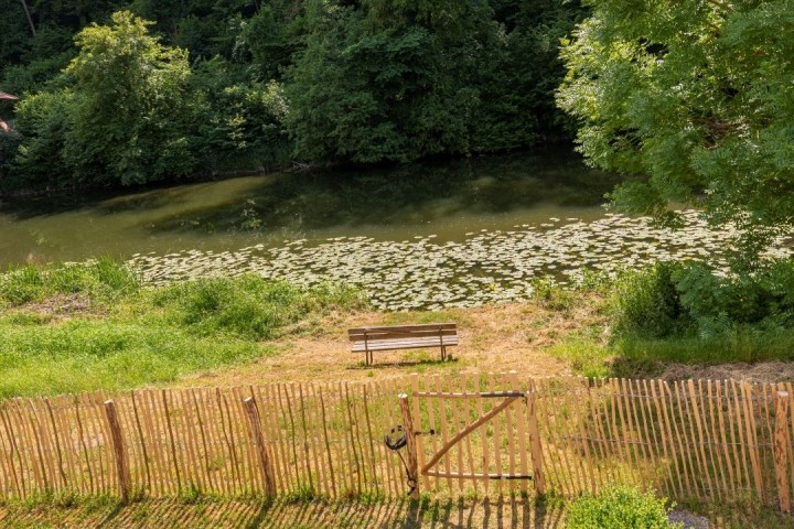 Auszeit direkt am Fluss Freistehendes Ferienhaus mit umzäunten Garten