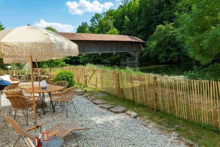 Auszeit direkt am Fluss Freistehendes Ferienhaus mit umzäunten Garten