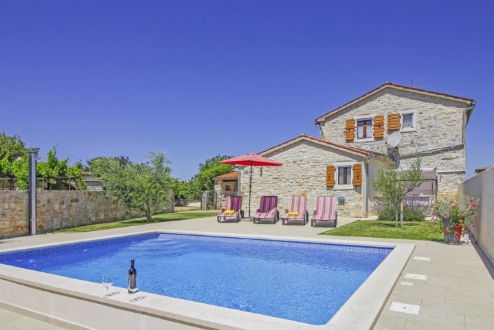 Ferienhaus mit eingezäuntem Garten, privatem Pool und Grillkamin