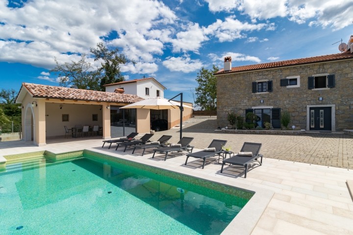 Ein wunderschönes Steinhaus mit herrlicher Aussicht und privatem Pool
