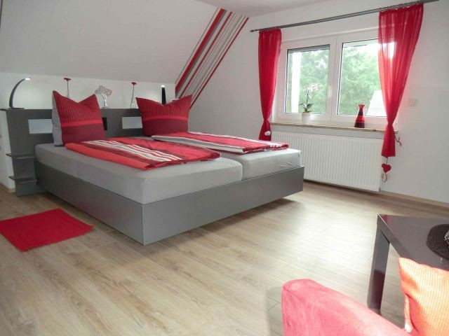 Das rote Schlafzimmer mit Sitzecke und TV