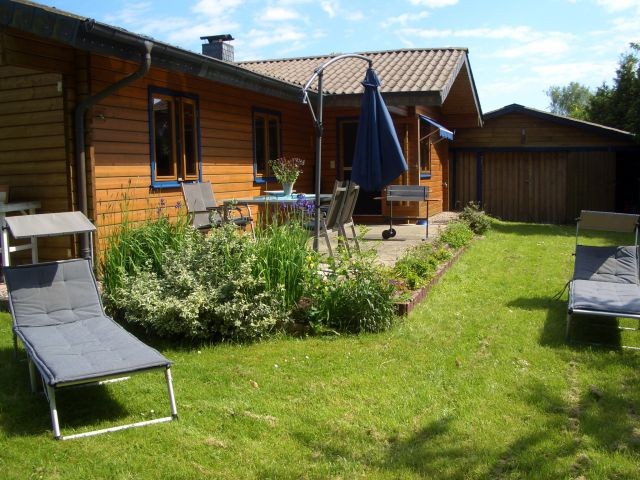 Lauschiger Garten mit Blick zur Terasse
