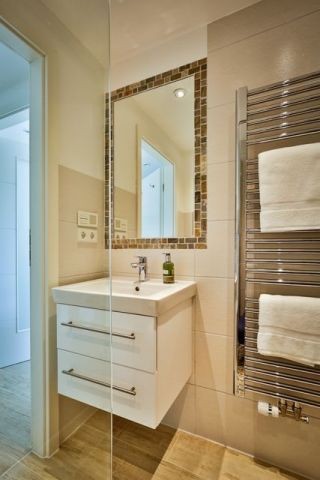 Modernes kleines Duschbad