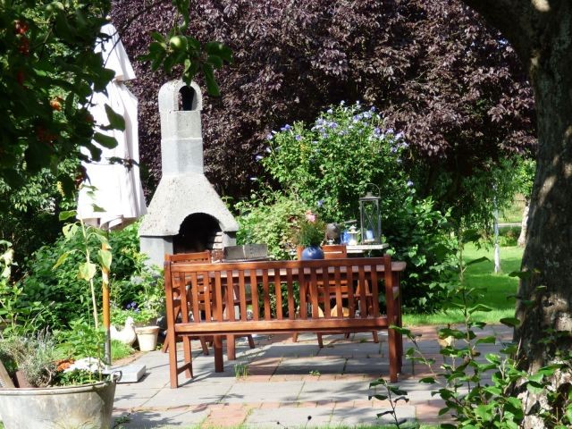 Terrasse und Aussenkamin (Holzgrill)
