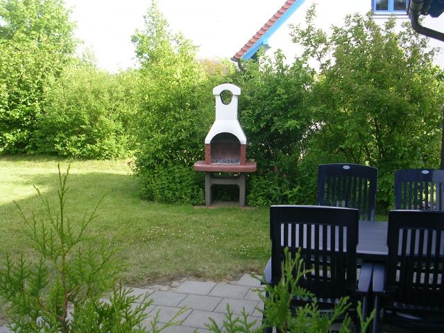 Garten mit Grillkamin