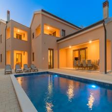 Neue  Villa mit Pool nur 6 km vom Meer entfernt, Istrien , K ...