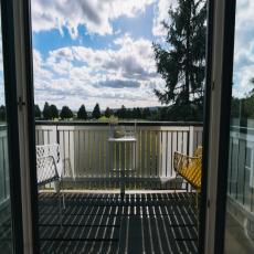 Eifel17 - helle Ferienwohnung mit Balkon und Vulkanblick