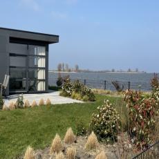 Erste Reihe - mit Zaun - Premium-Chalet 'IJsselmeerstrand' 