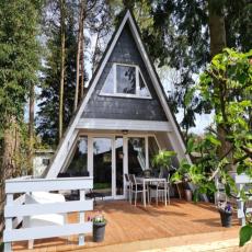 SPUNK, das hundefreundliche Holzhaus mit hoher Zaun.